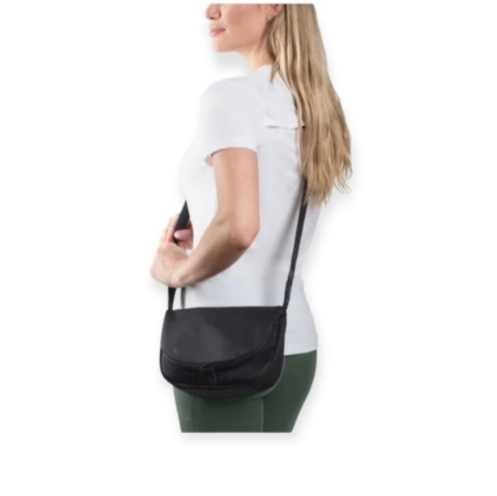 SOLD!Lole Nylon Black Crossbody Bag Adjustable Strap Unisex NWOT - Picture 3 of 12